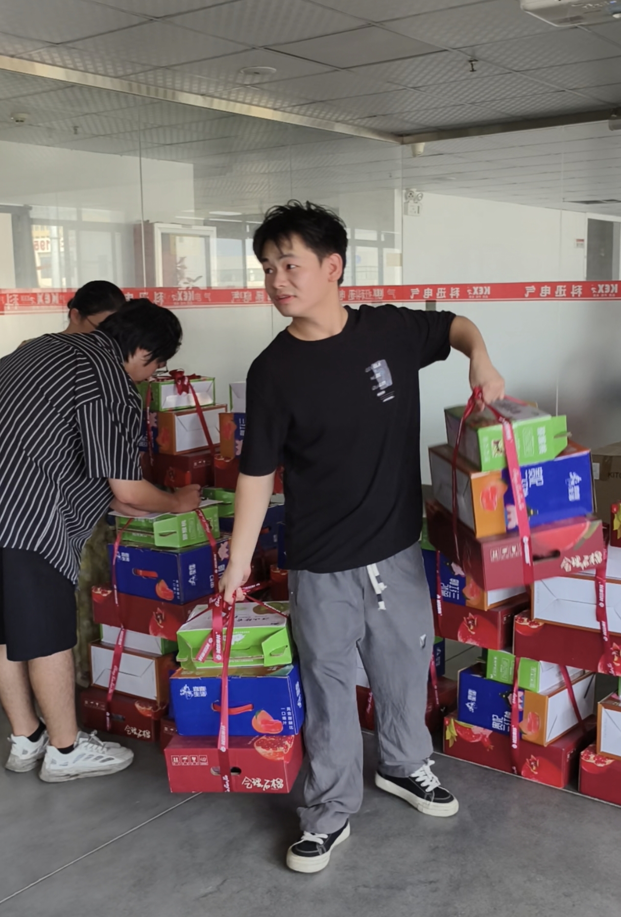 In occasione del Festival di Metà Autunno, Kexun Electric ha preparato squisite confezioni regalo per ogni dipendente. In occasione del Festival di Metà Autunno, Kexun Electric ha preparato squisite confezioni regalo per ogni dipendente.