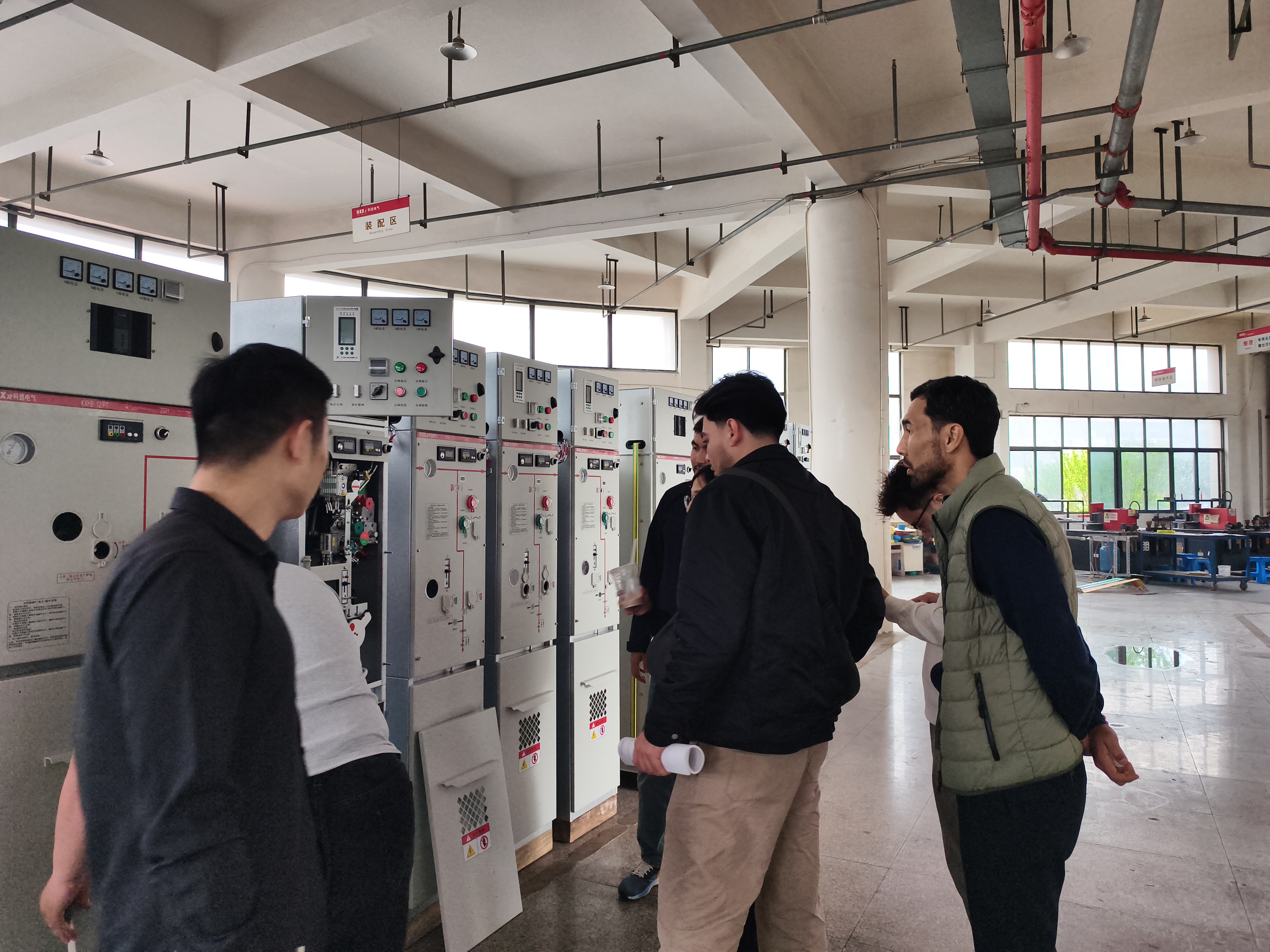 I clienti del Kazakistan visitano la base di produzione di apparecchiature per la distribuzione dell'energia ad alta tensione di Kexun Electric
